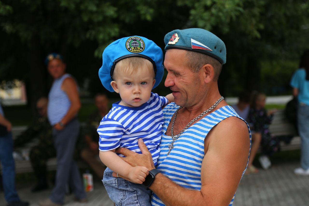 Фото Десантники в фонтанах и колонны машин. Что происходит на улицах Новосибирска в День ВДВ. ОНЛАЙН 20